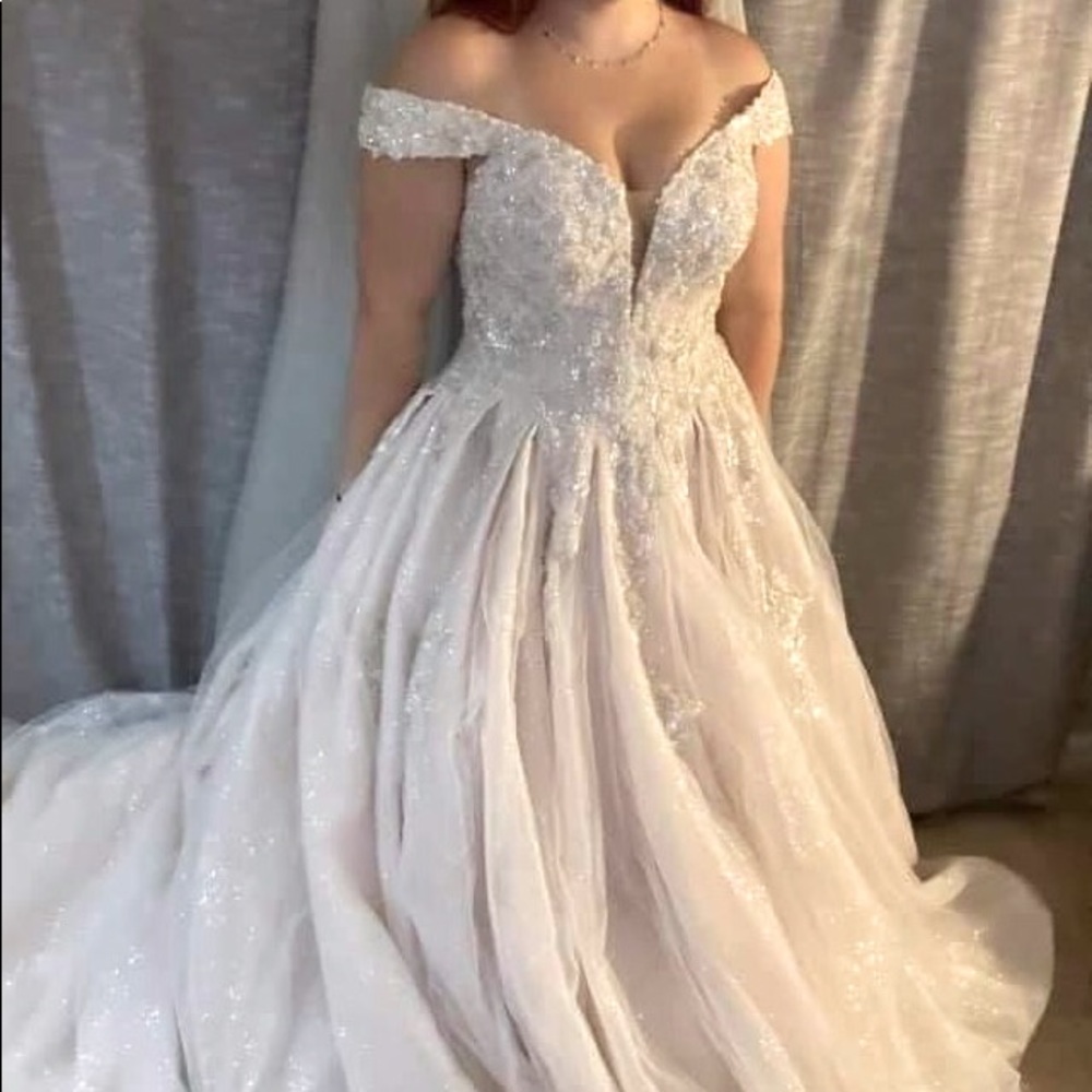 Essense of Australia wedding dress. Moscato color. Dress Size 18. street size 14